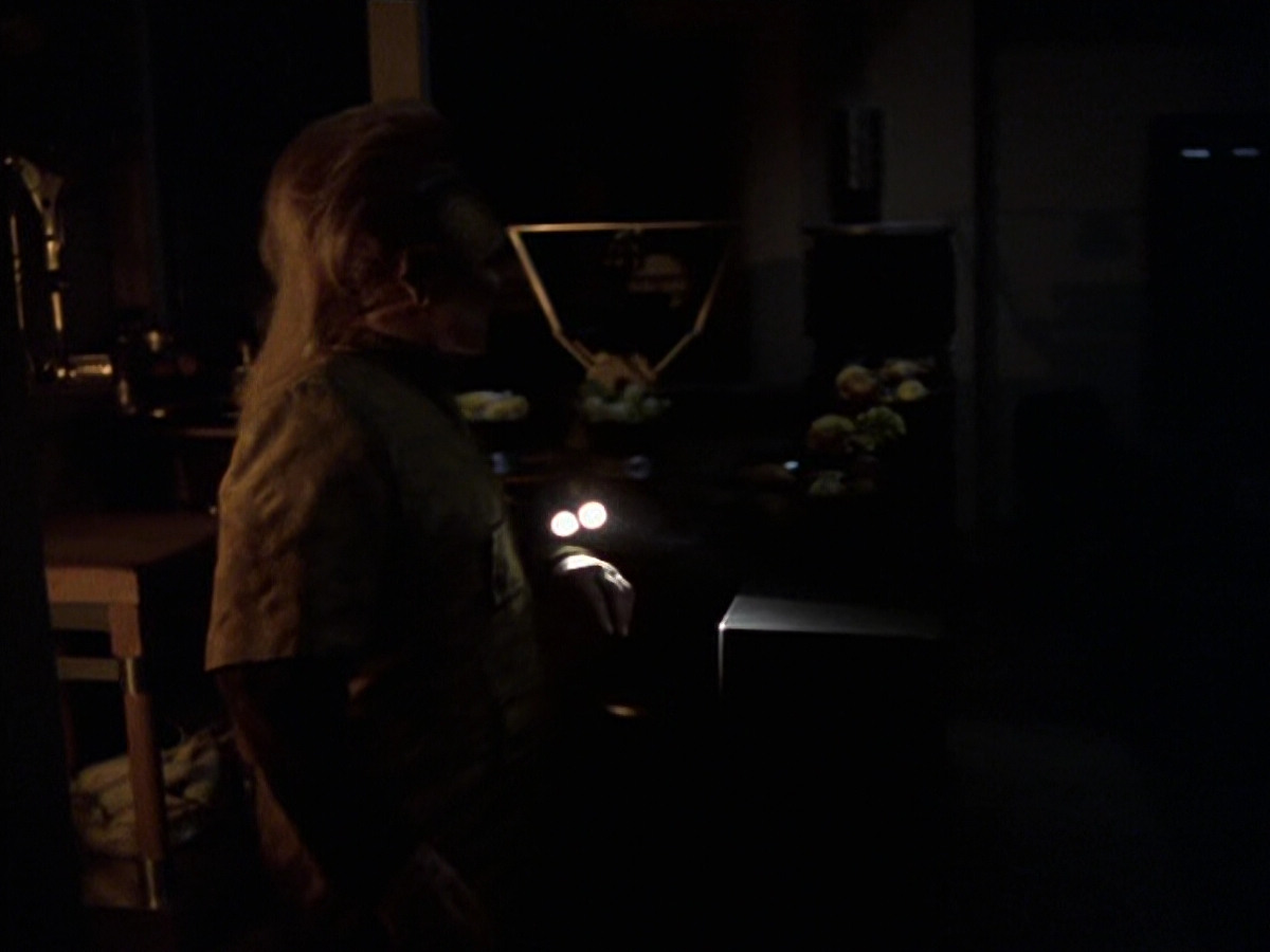 extant_StarTrek_VOY_6x25-TheHauntingOfDeckTwelve_02090.jpg
