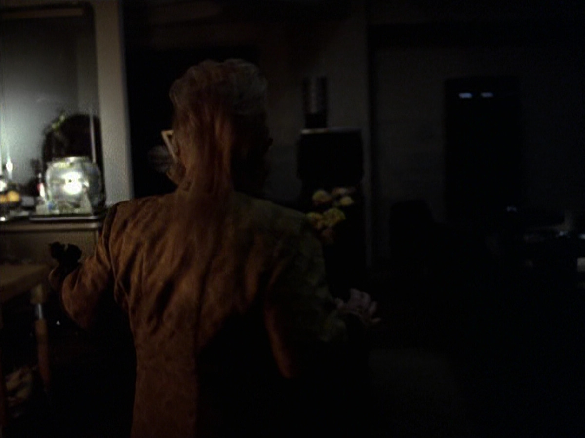 extant_StarTrek_VOY_6x25-TheHauntingOfDeckTwelve_02092.jpg