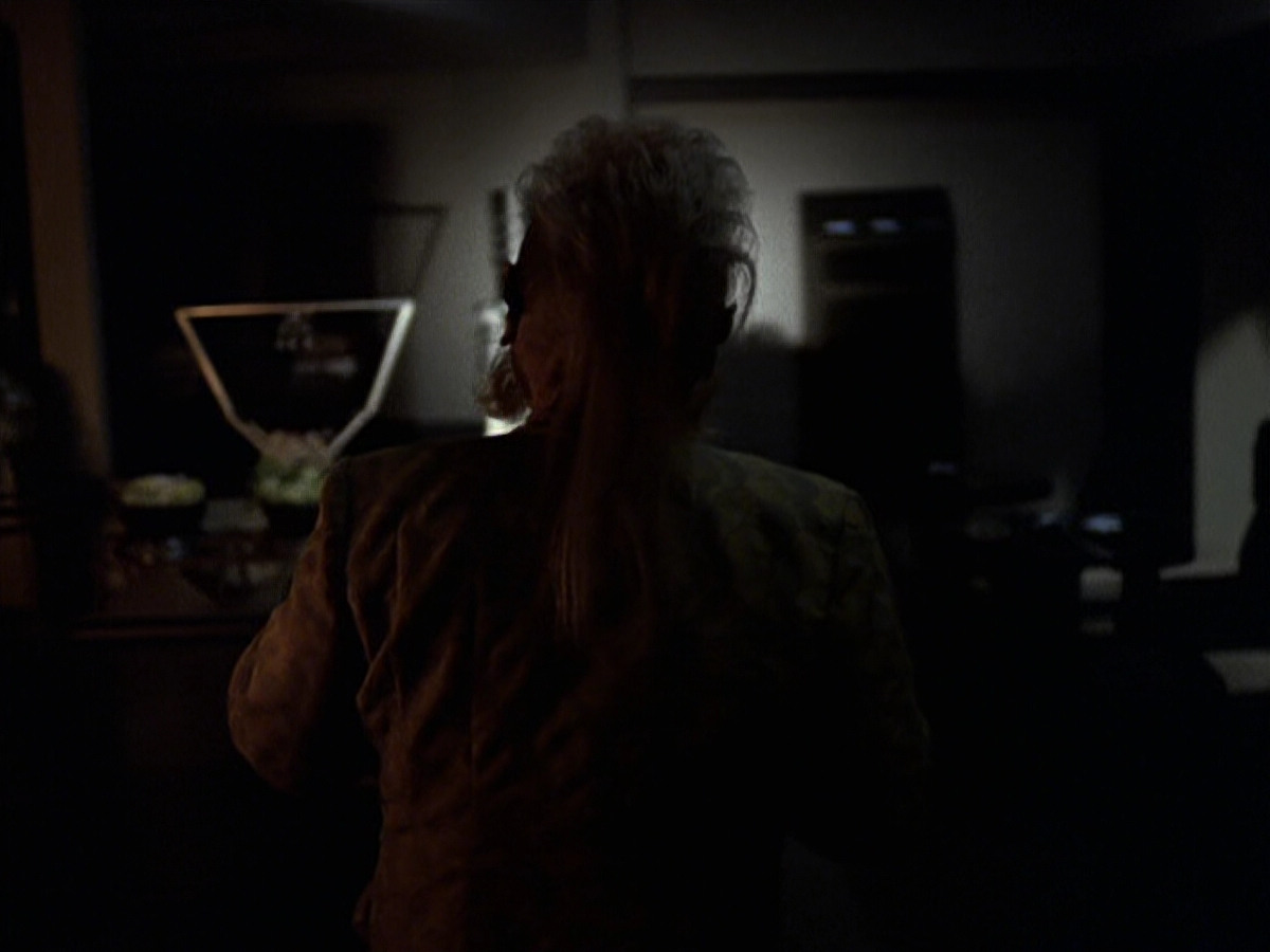 extant_StarTrek_VOY_6x25-TheHauntingOfDeckTwelve_02093.jpg