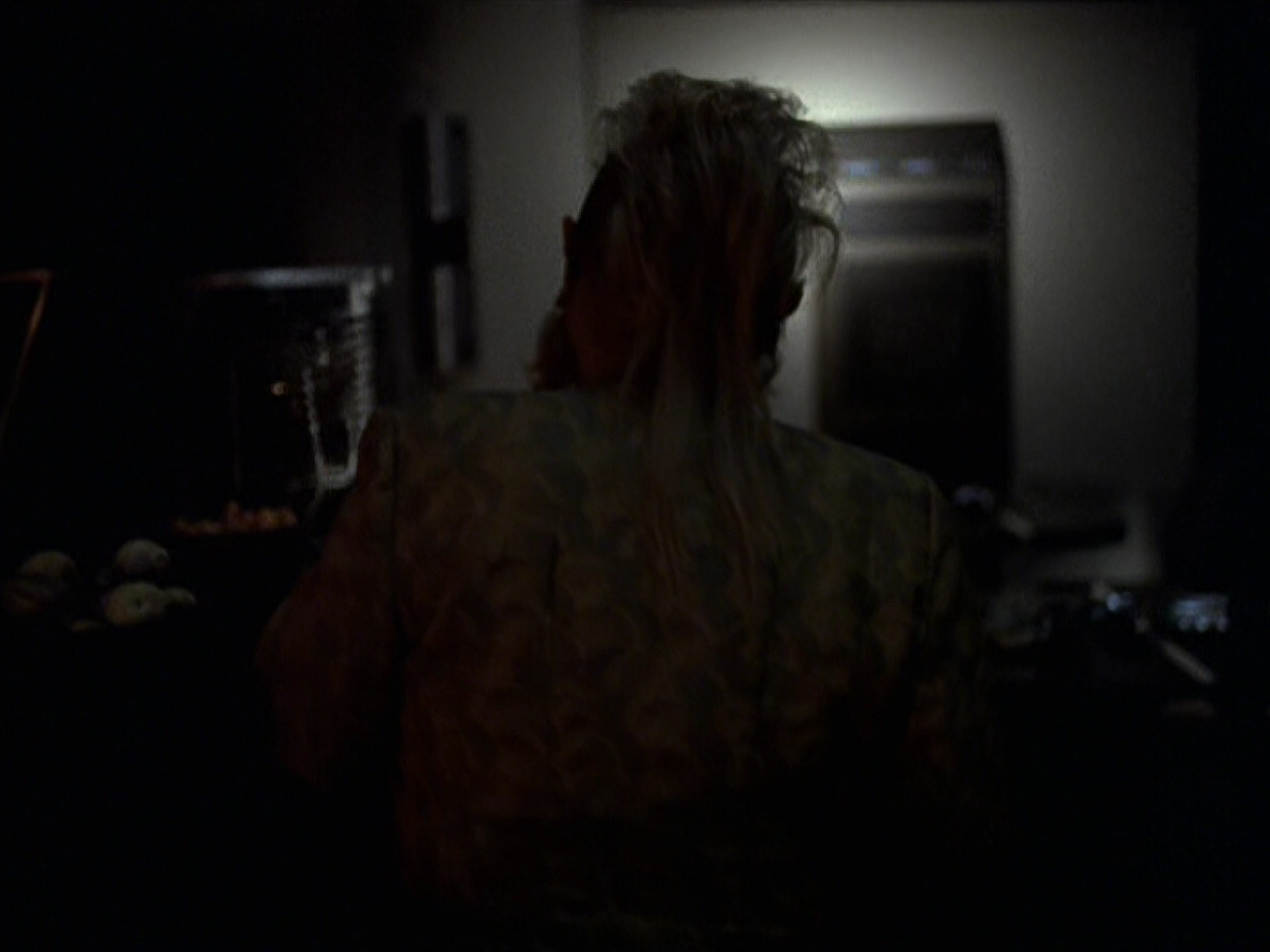extant_StarTrek_VOY_6x25-TheHauntingOfDeckTwelve_02098.jpg