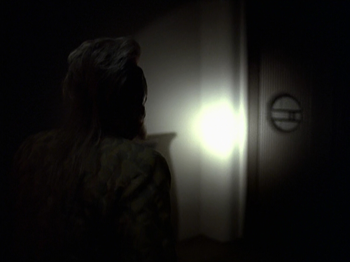 extant_StarTrek_VOY_6x25-TheHauntingOfDeckTwelve_02106.jpg