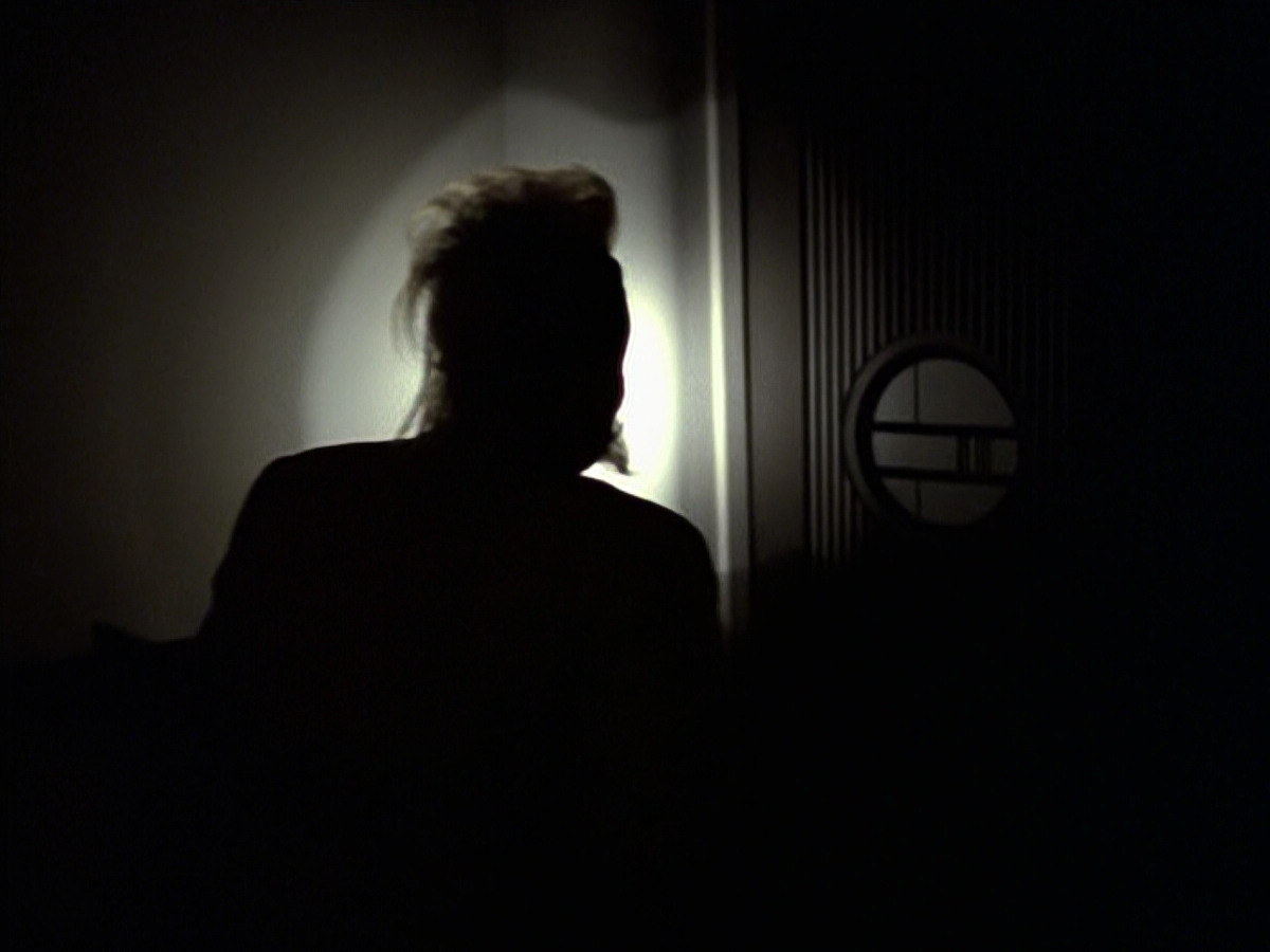 extant_StarTrek_VOY_6x25-TheHauntingOfDeckTwelve_02109.jpg