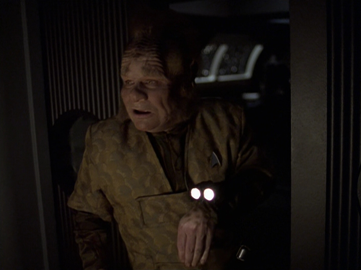 extant_StarTrek_VOY_6x25-TheHauntingOfDeckTwelve_02125.jpg