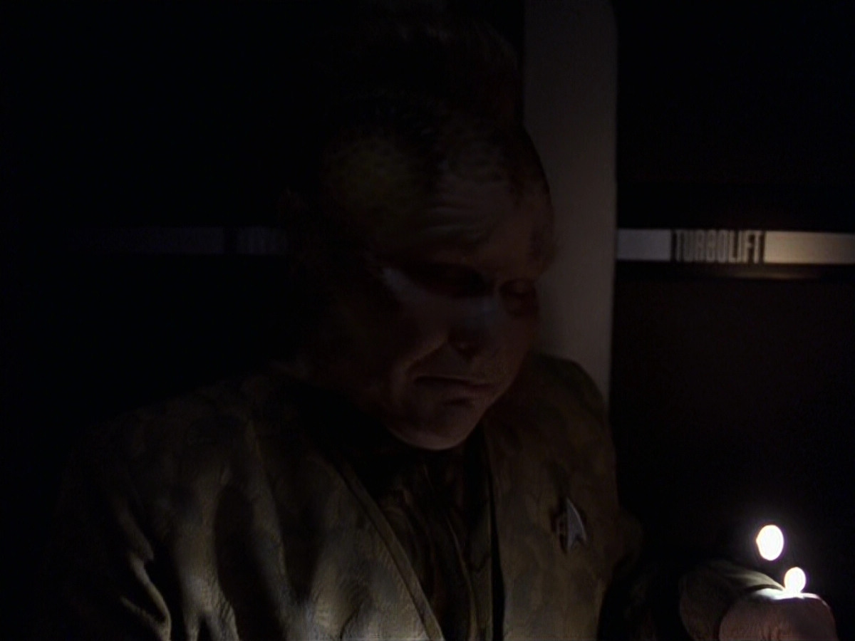 extant_StarTrek_VOY_6x25-TheHauntingOfDeckTwelve_02183.jpg