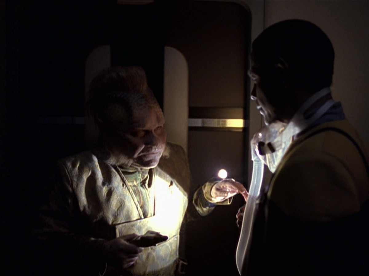 extant_StarTrek_VOY_6x25-TheHauntingOfDeckTwelve_02203.jpg