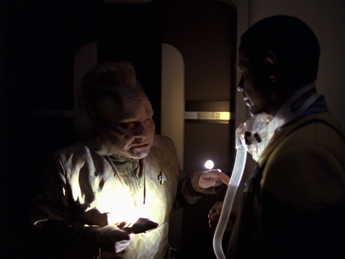 extant_StarTrek_VOY_6x25-TheHauntingOfDeckTwelve_02204.jpg