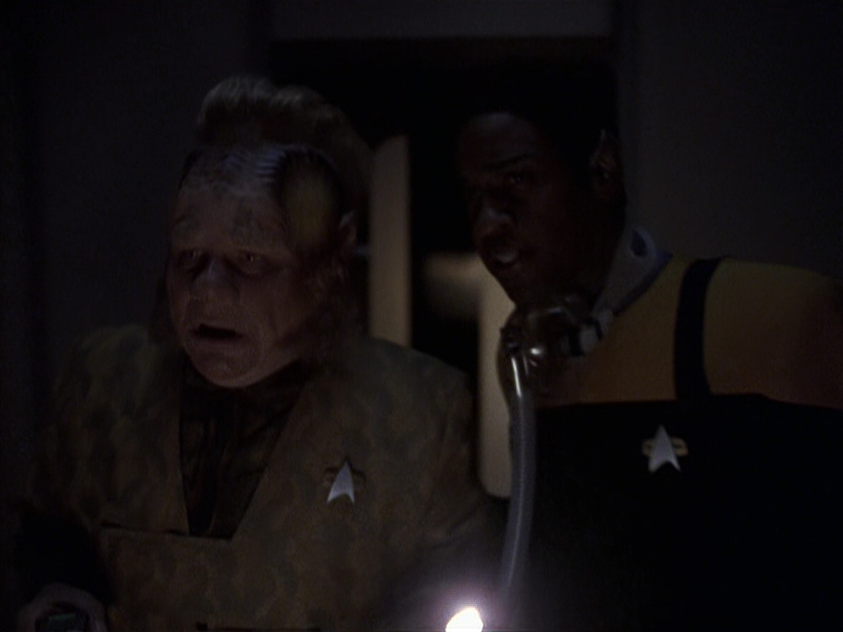 extant_StarTrek_VOY_6x25-TheHauntingOfDeckTwelve_02211.jpg
