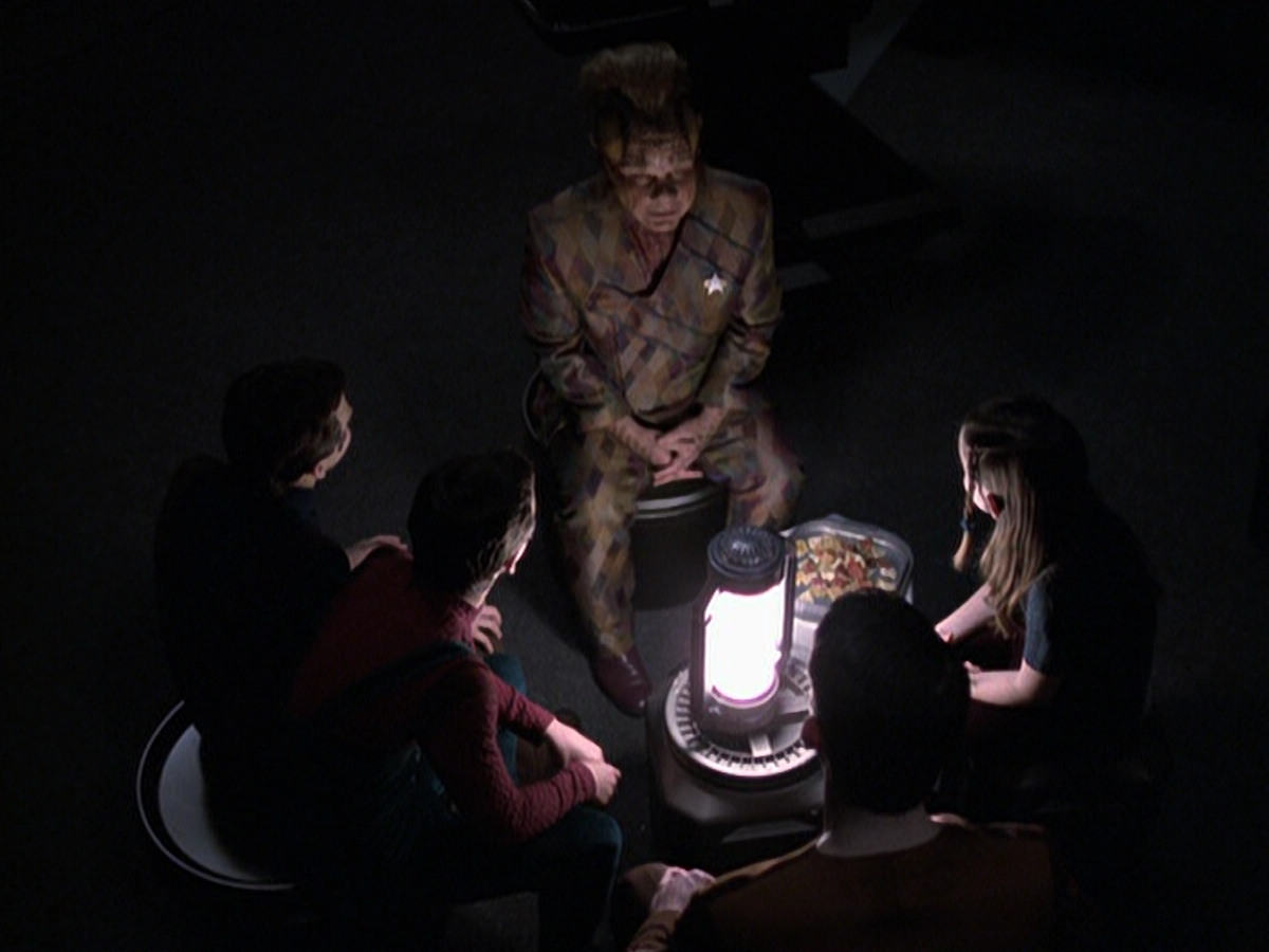 extant_StarTrek_VOY_6x25-TheHauntingOfDeckTwelve_02218.jpg