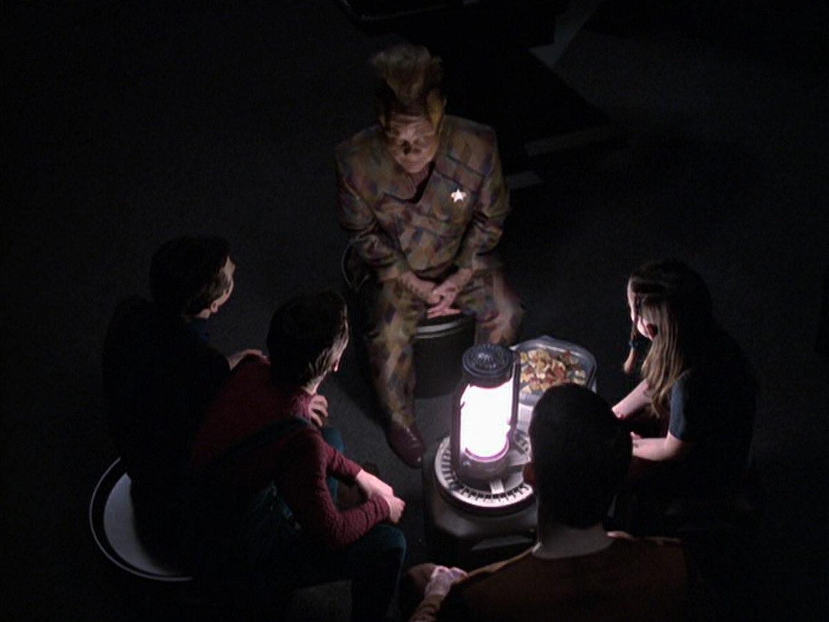 extant_StarTrek_VOY_6x25-TheHauntingOfDeckTwelve_02223.jpg
