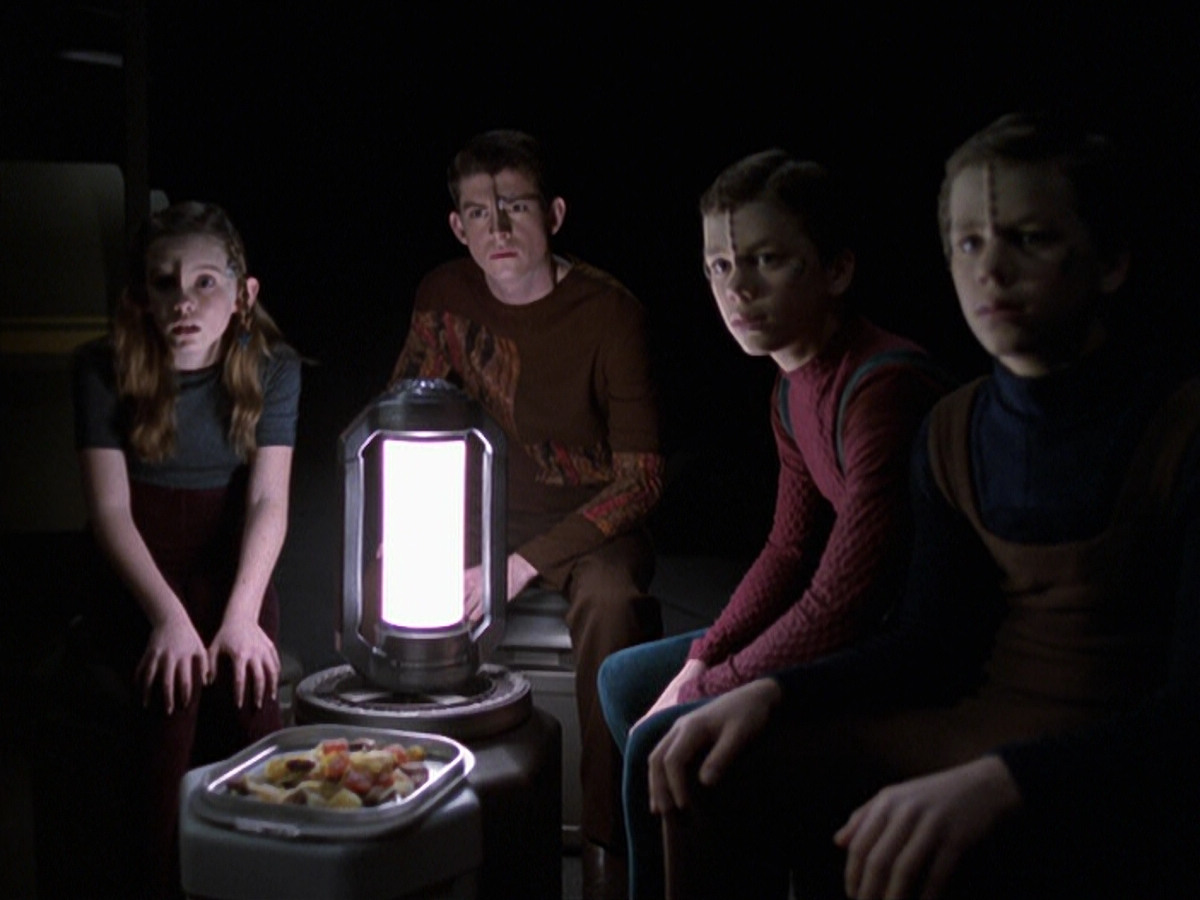 extant_StarTrek_VOY_6x25-TheHauntingOfDeckTwelve_02225.jpg