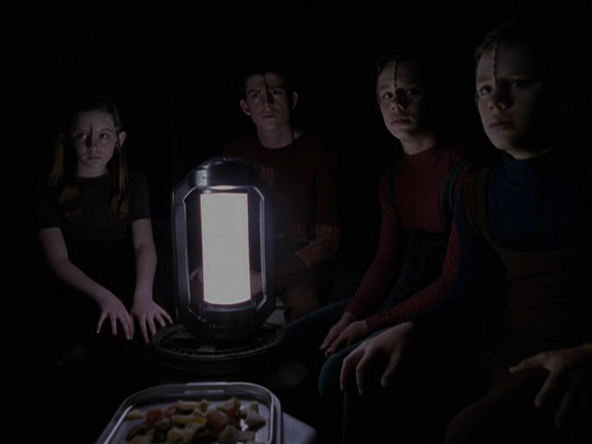extant_StarTrek_VOY_6x25-TheHauntingOfDeckTwelve_02241.jpg