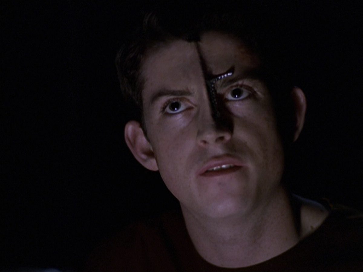extant_StarTrek_VOY_6x25-TheHauntingOfDeckTwelve_02247.jpg