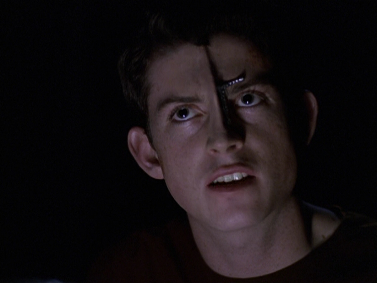 extant_StarTrek_VOY_6x25-TheHauntingOfDeckTwelve_02248.jpg