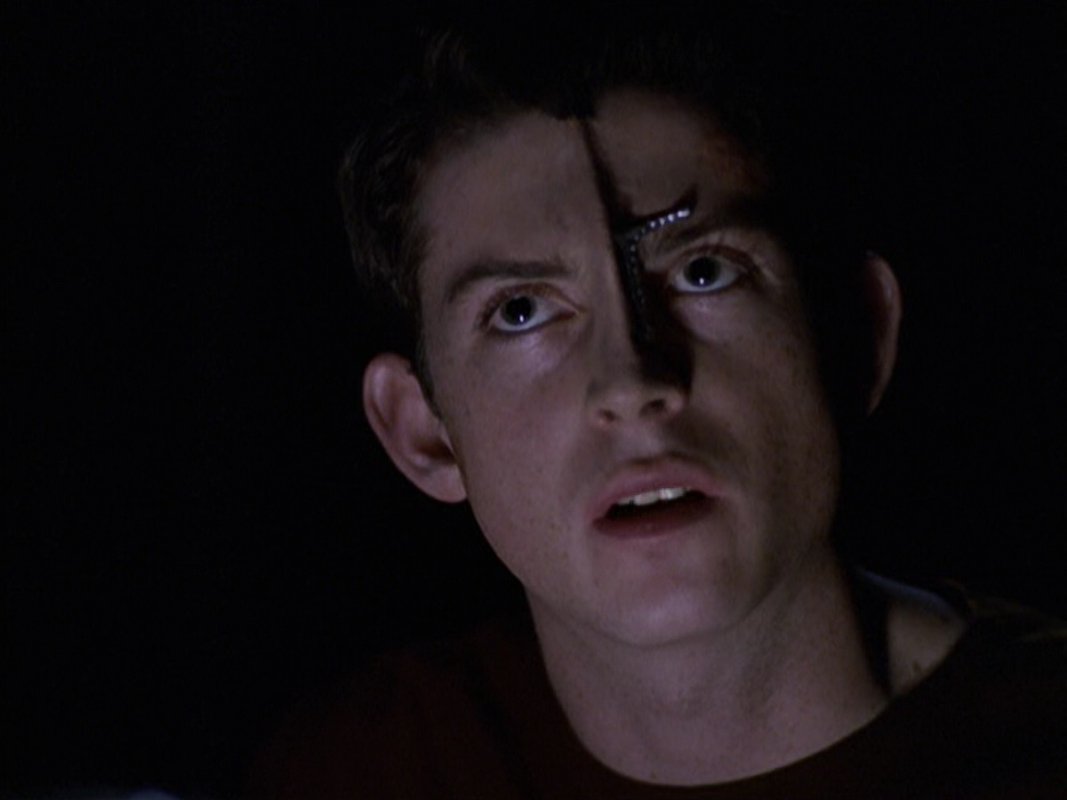 extant_StarTrek_VOY_6x25-TheHauntingOfDeckTwelve_02249.jpg