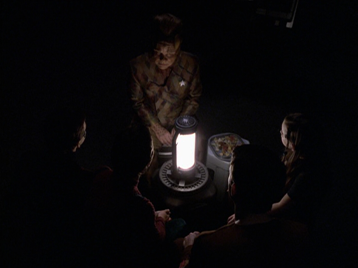 extant_StarTrek_VOY_6x25-TheHauntingOfDeckTwelve_02256.jpg
