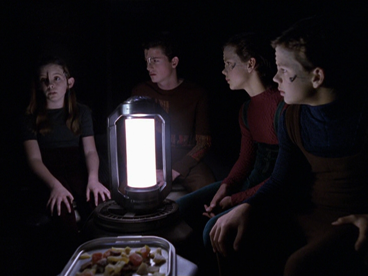 extant_StarTrek_VOY_6x25-TheHauntingOfDeckTwelve_02296.jpg