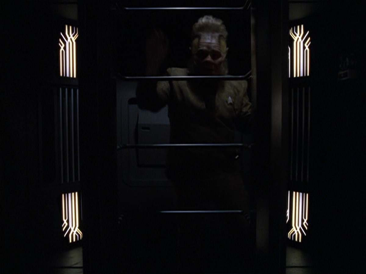 extant_StarTrek_VOY_6x25-TheHauntingOfDeckTwelve_02317.jpg