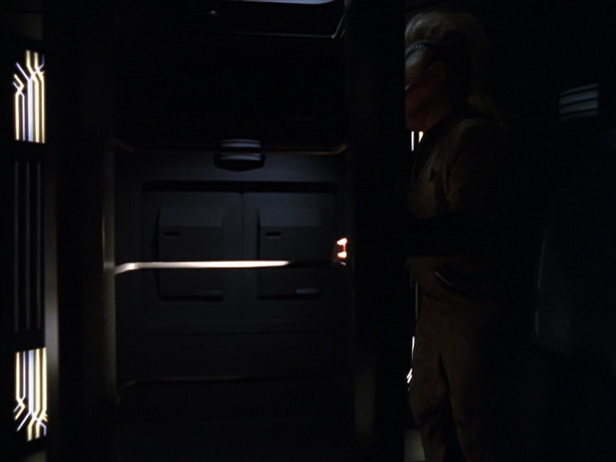 extant_StarTrek_VOY_6x25-TheHauntingOfDeckTwelve_02319.jpg