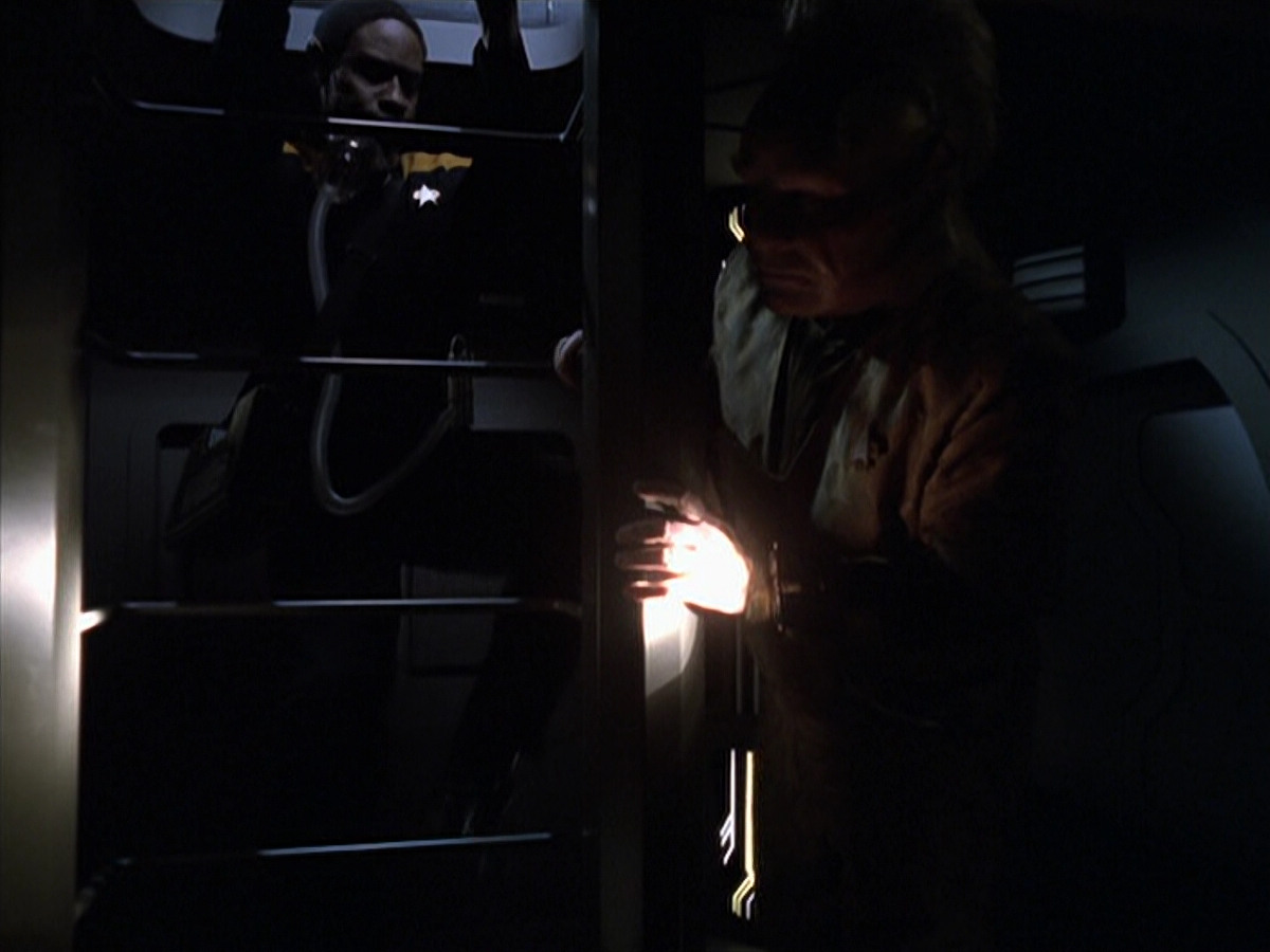 extant_StarTrek_VOY_6x25-TheHauntingOfDeckTwelve_02323.jpg