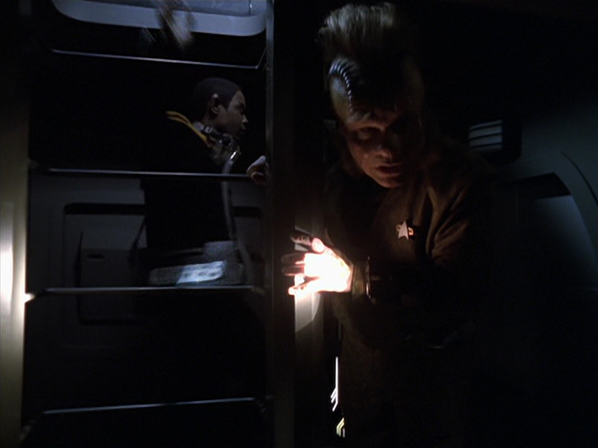 extant_StarTrek_VOY_6x25-TheHauntingOfDeckTwelve_02324.jpg