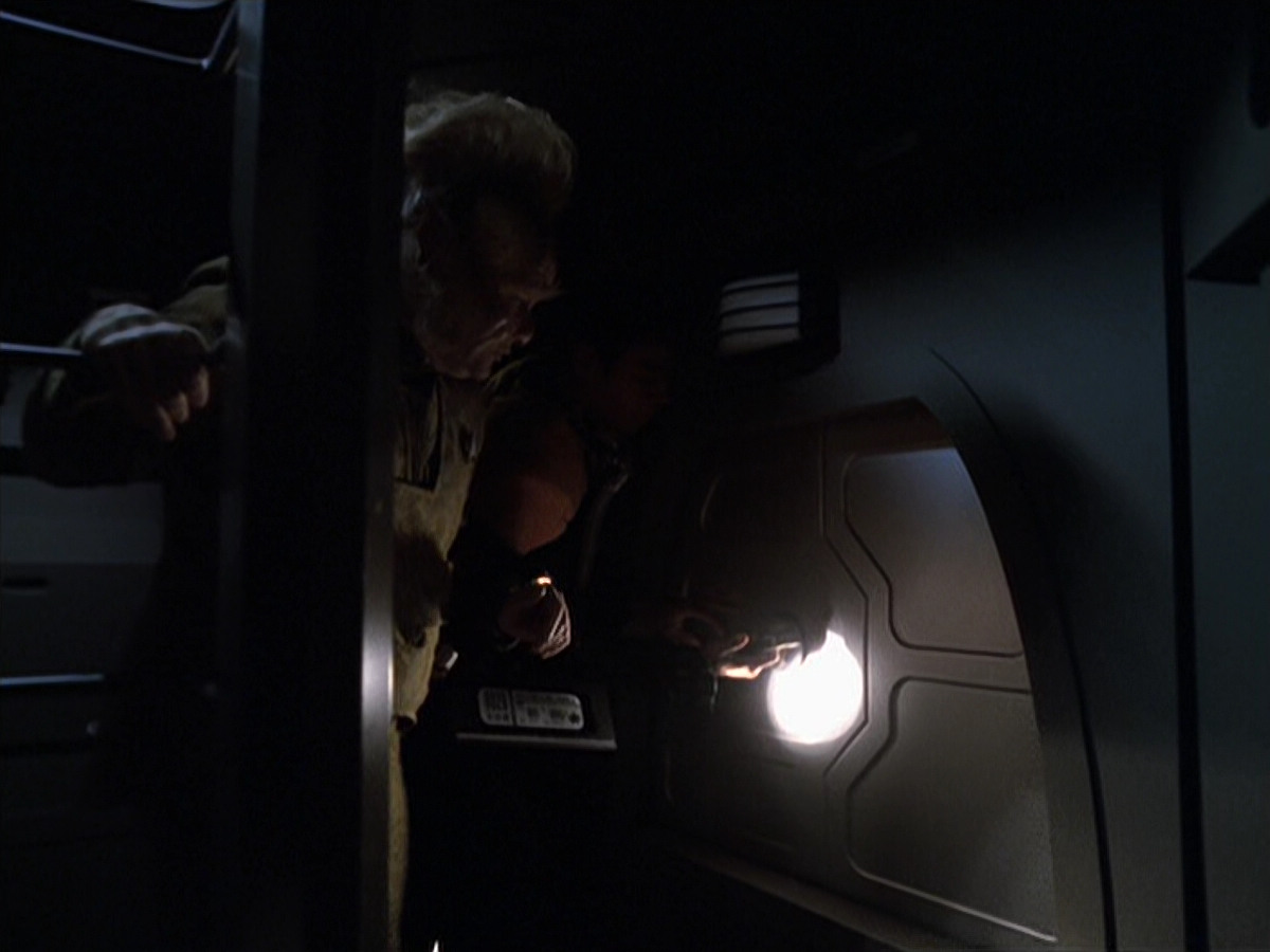extant_StarTrek_VOY_6x25-TheHauntingOfDeckTwelve_02328.jpg