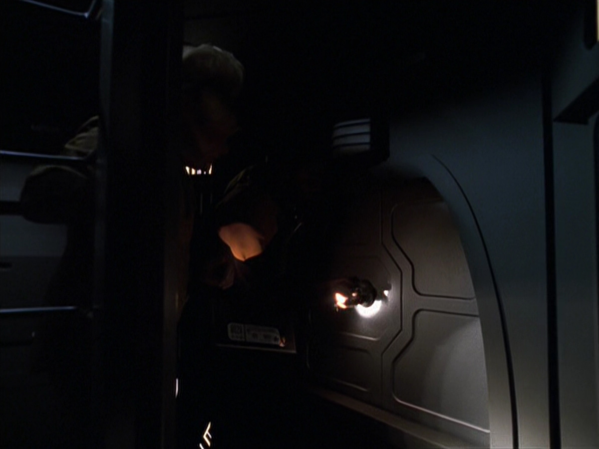 extant_StarTrek_VOY_6x25-TheHauntingOfDeckTwelve_02329.jpg