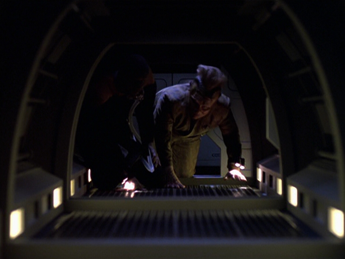 extant_StarTrek_VOY_6x25-TheHauntingOfDeckTwelve_02344.jpg