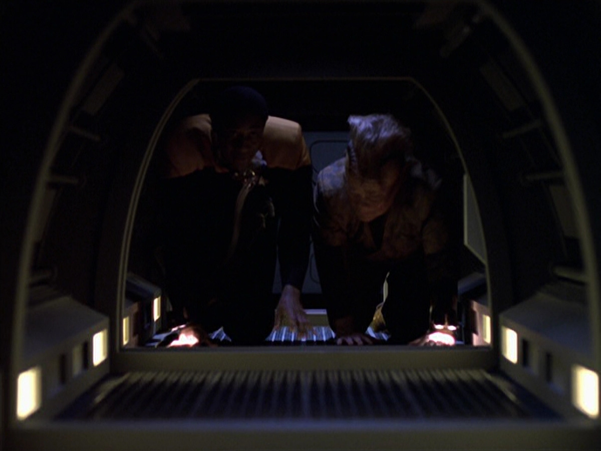 extant_StarTrek_VOY_6x25-TheHauntingOfDeckTwelve_02350.jpg