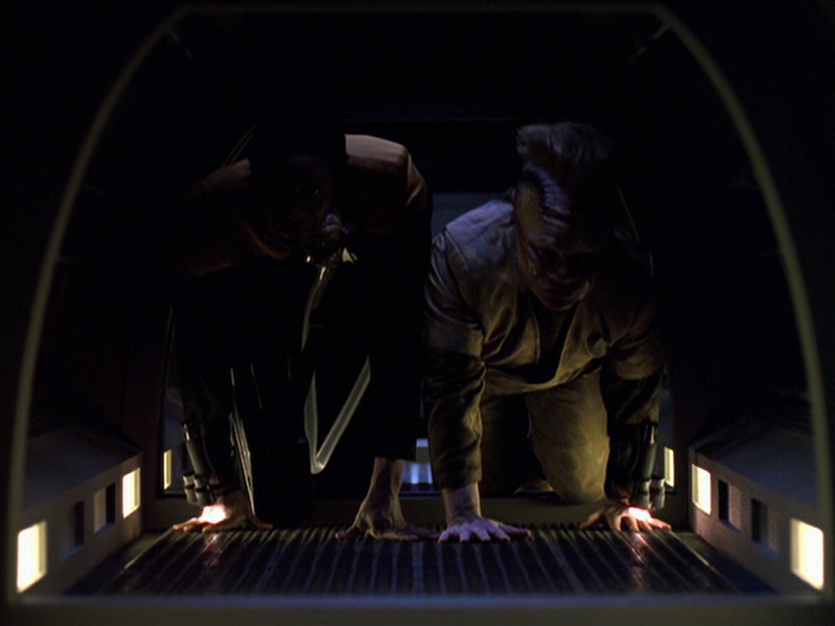 extant_StarTrek_VOY_6x25-TheHauntingOfDeckTwelve_02360.jpg