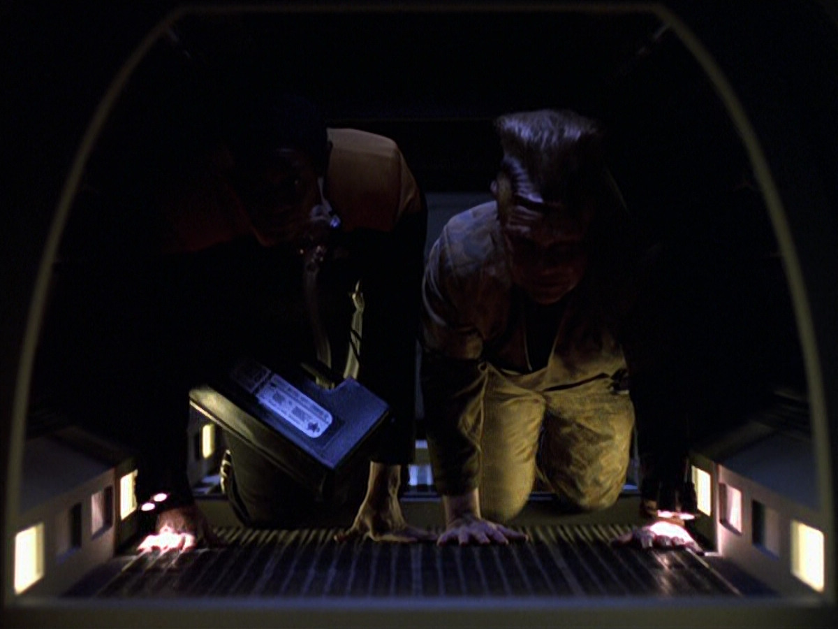 extant_StarTrek_VOY_6x25-TheHauntingOfDeckTwelve_02361.jpg