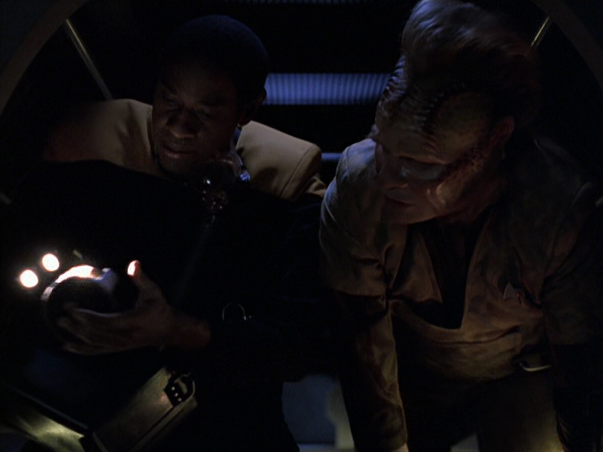 extant_StarTrek_VOY_6x25-TheHauntingOfDeckTwelve_02386.jpg