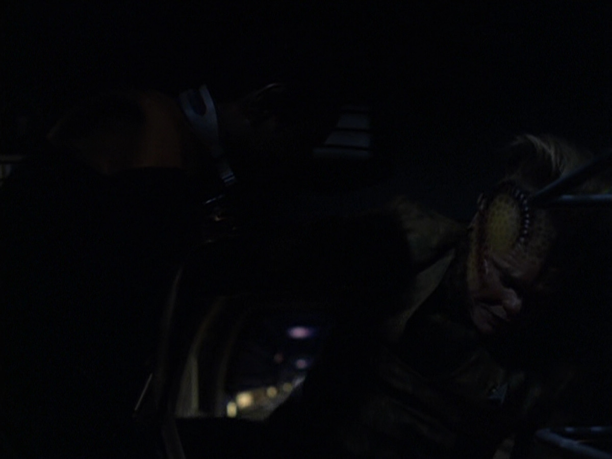 extant_StarTrek_VOY_6x25-TheHauntingOfDeckTwelve_02415.jpg
