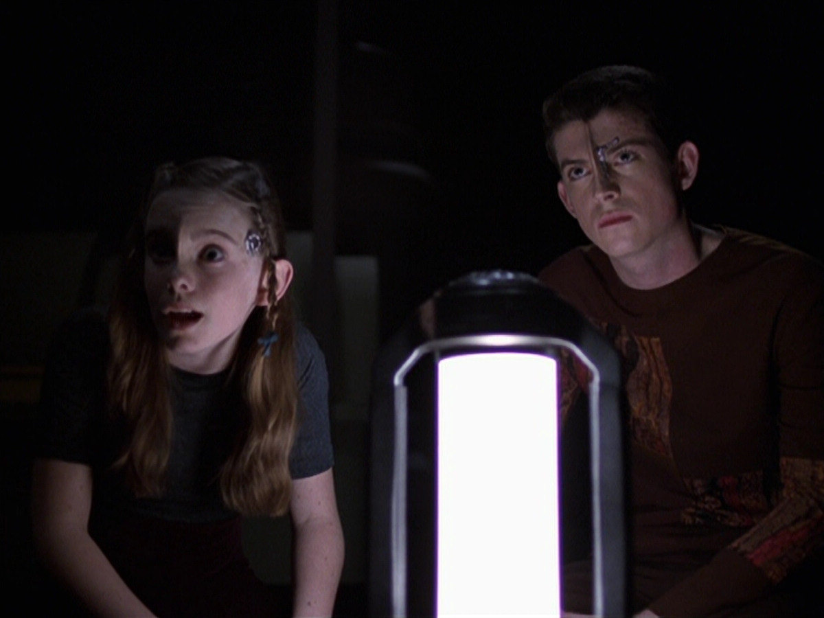 extant_StarTrek_VOY_6x25-TheHauntingOfDeckTwelve_02446.jpg