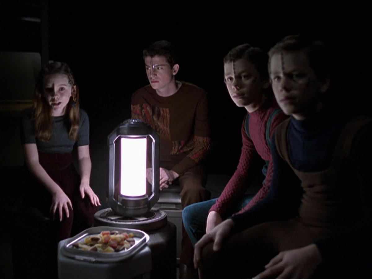 extant_StarTrek_VOY_6x25-TheHauntingOfDeckTwelve_02449.jpg