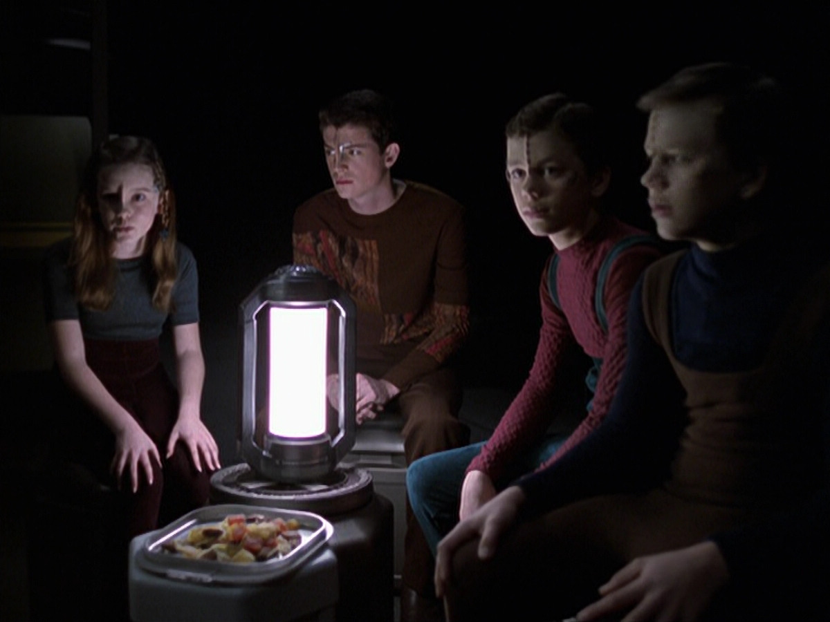 extant_StarTrek_VOY_6x25-TheHauntingOfDeckTwelve_02450.jpg