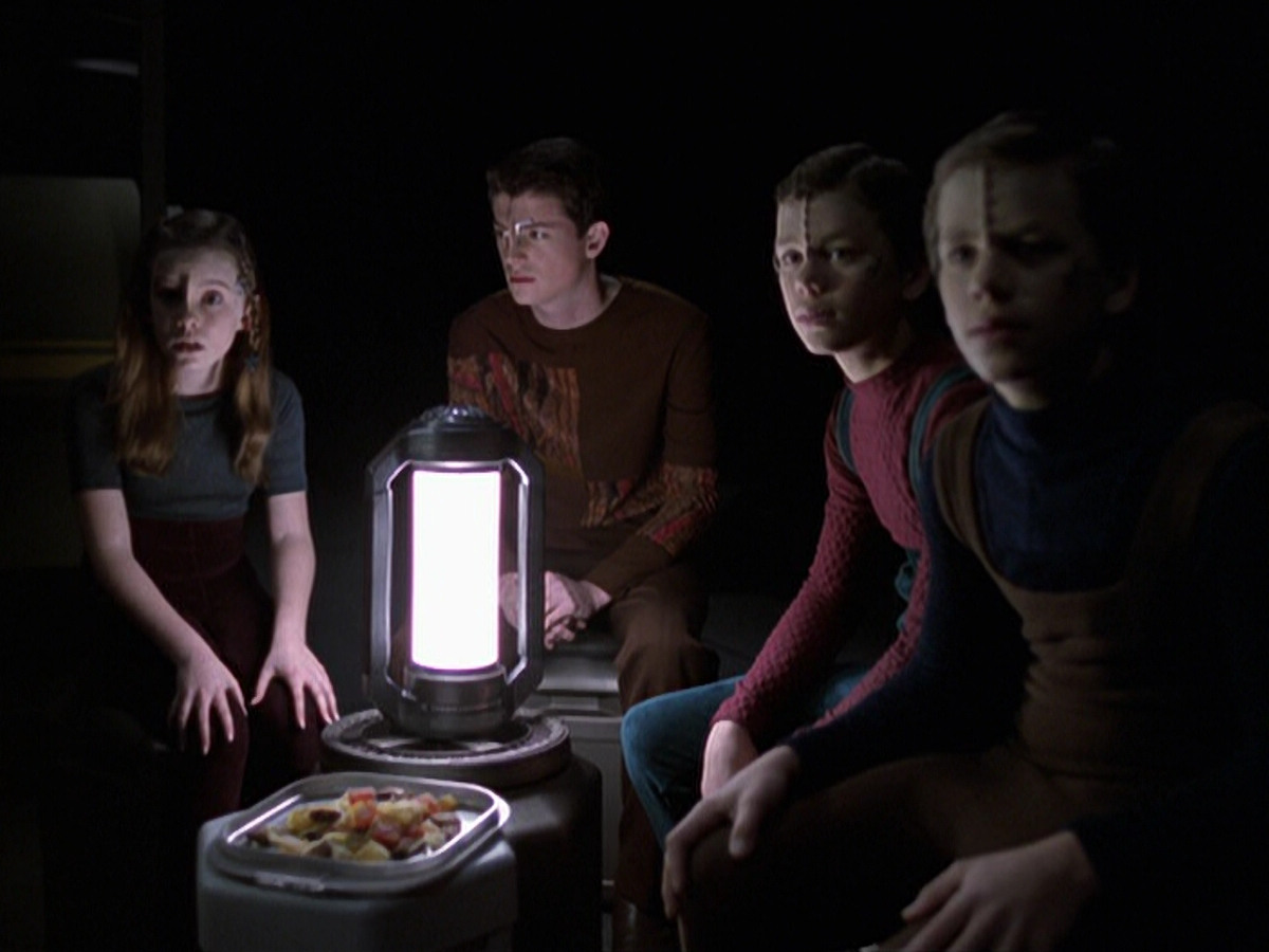 extant_StarTrek_VOY_6x25-TheHauntingOfDeckTwelve_02452.jpg