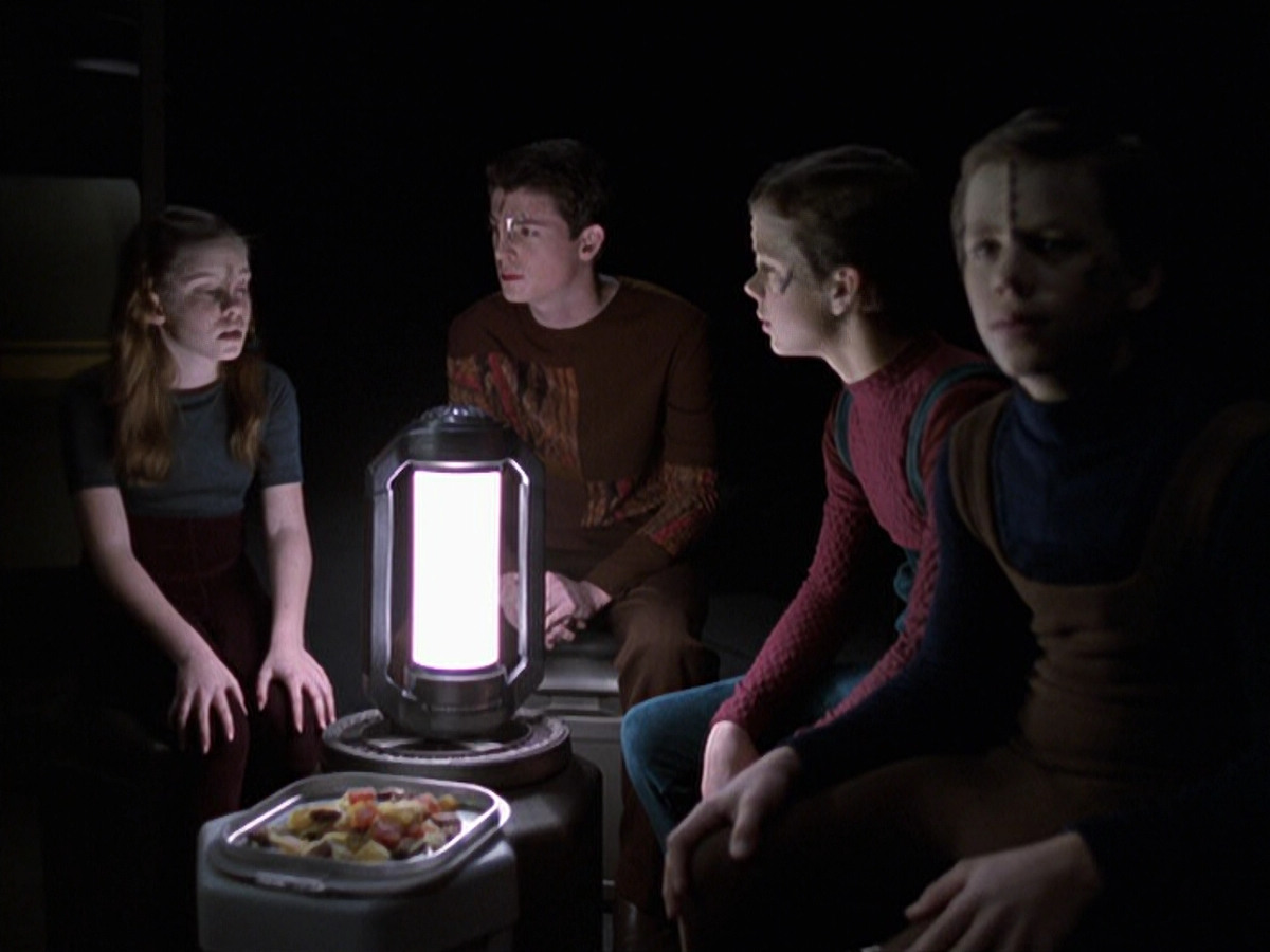 extant_StarTrek_VOY_6x25-TheHauntingOfDeckTwelve_02453.jpg