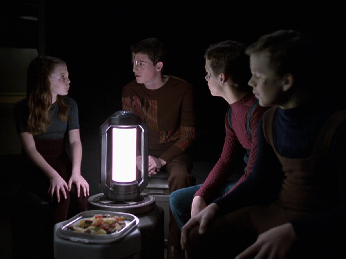 extant_StarTrek_VOY_6x25-TheHauntingOfDeckTwelve_02454.jpg