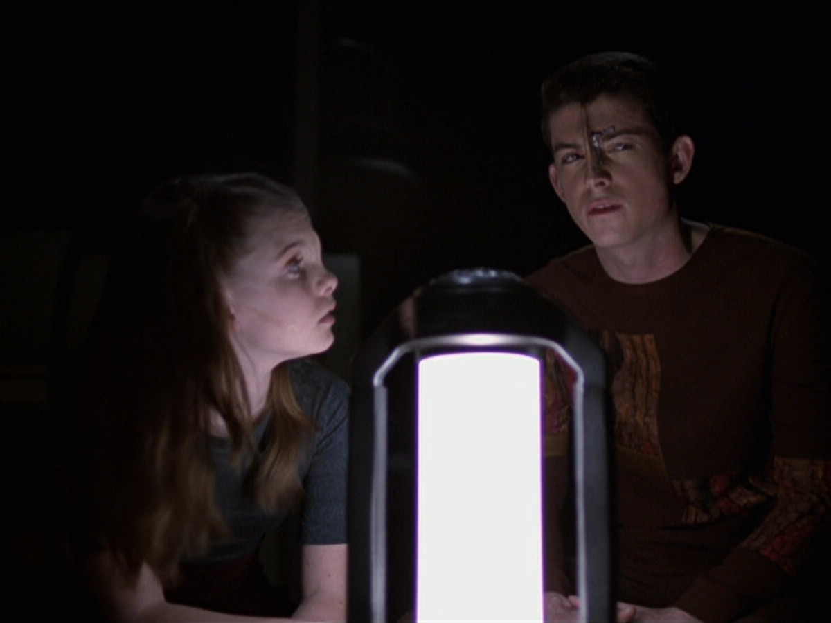 extant_StarTrek_VOY_6x25-TheHauntingOfDeckTwelve_02462.jpg