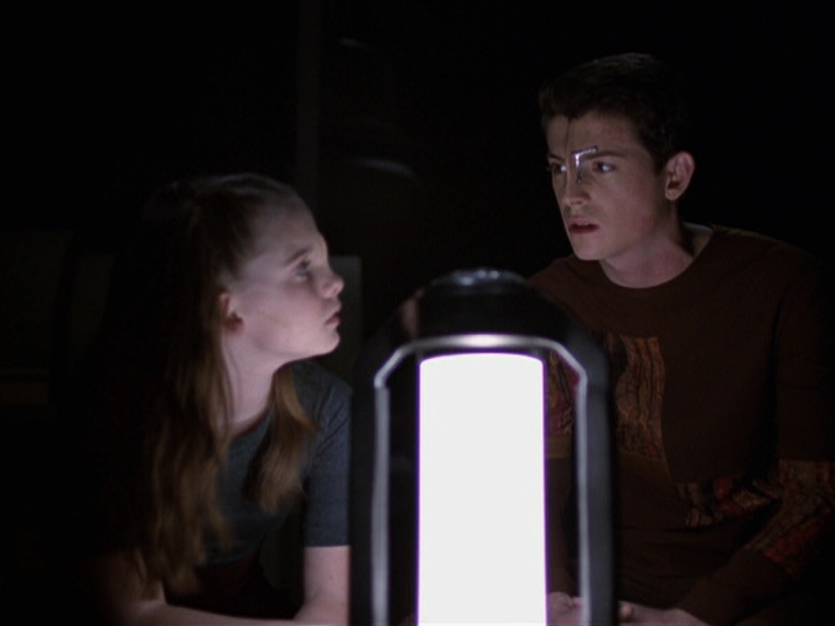 extant_StarTrek_VOY_6x25-TheHauntingOfDeckTwelve_02467.jpg