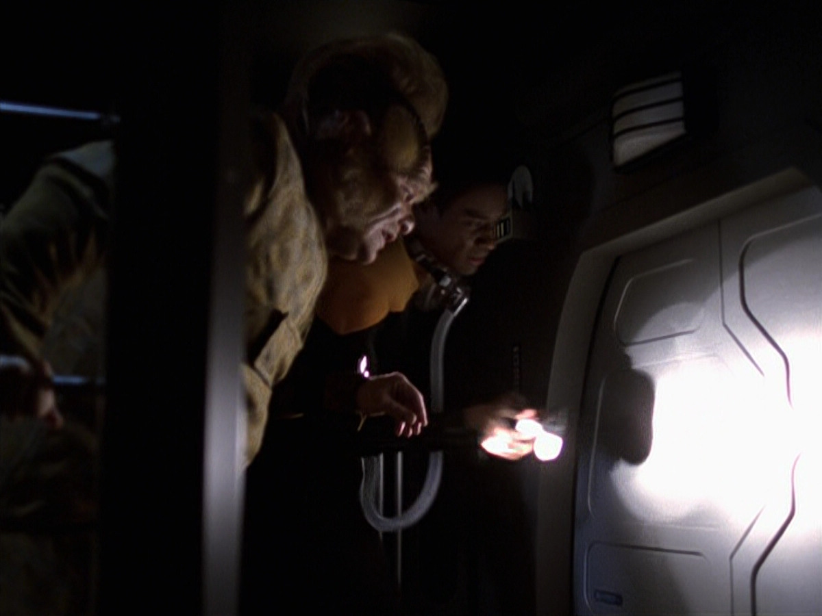 extant_StarTrek_VOY_6x25-TheHauntingOfDeckTwelve_02490.jpg