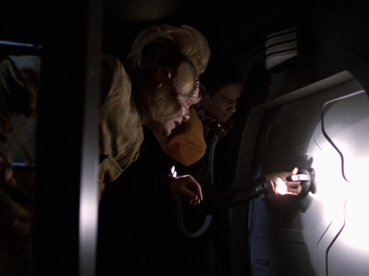 extant_StarTrek_VOY_6x25-TheHauntingOfDeckTwelve_02492.jpg