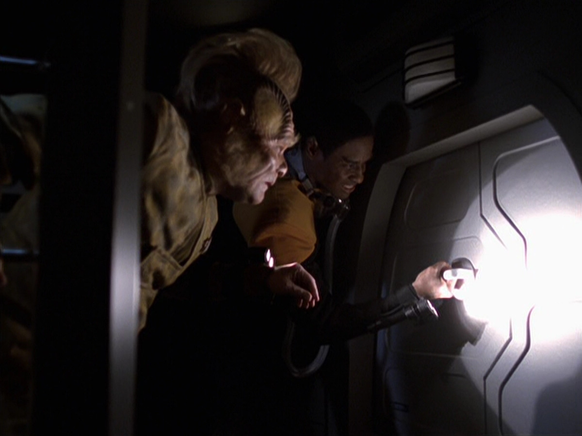 extant_StarTrek_VOY_6x25-TheHauntingOfDeckTwelve_02494.jpg
