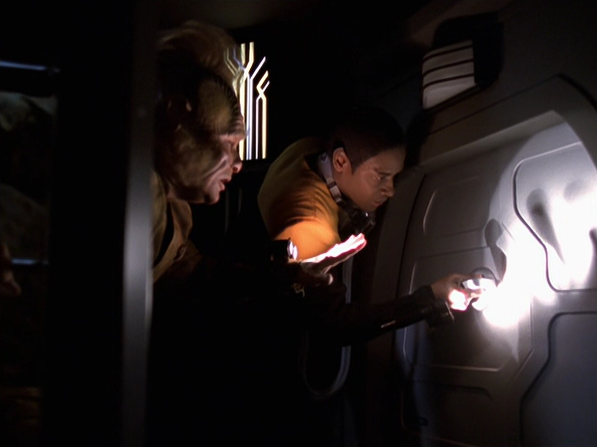 extant_StarTrek_VOY_6x25-TheHauntingOfDeckTwelve_02500.jpg