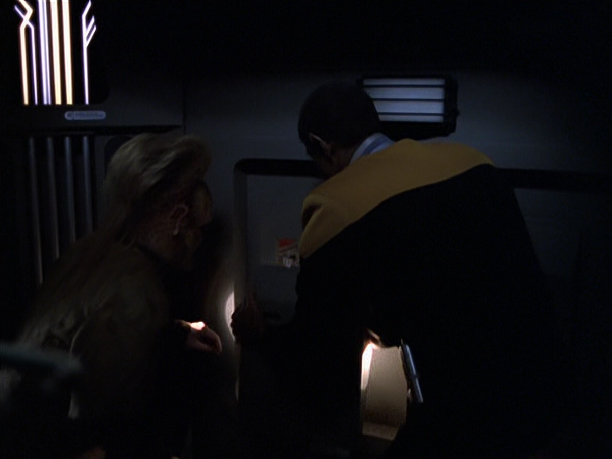 extant_StarTrek_VOY_6x25-TheHauntingOfDeckTwelve_02510.jpg