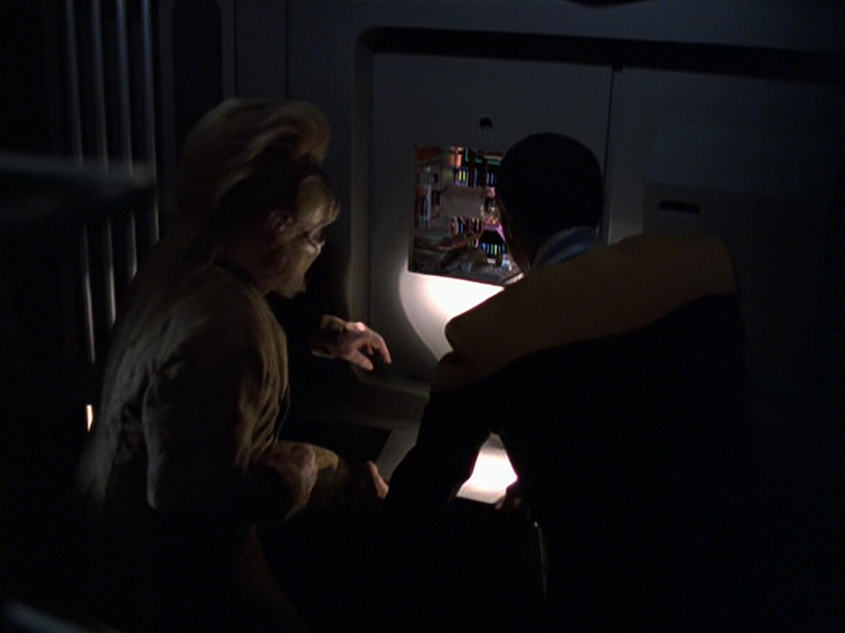 extant_StarTrek_VOY_6x25-TheHauntingOfDeckTwelve_02512.jpg