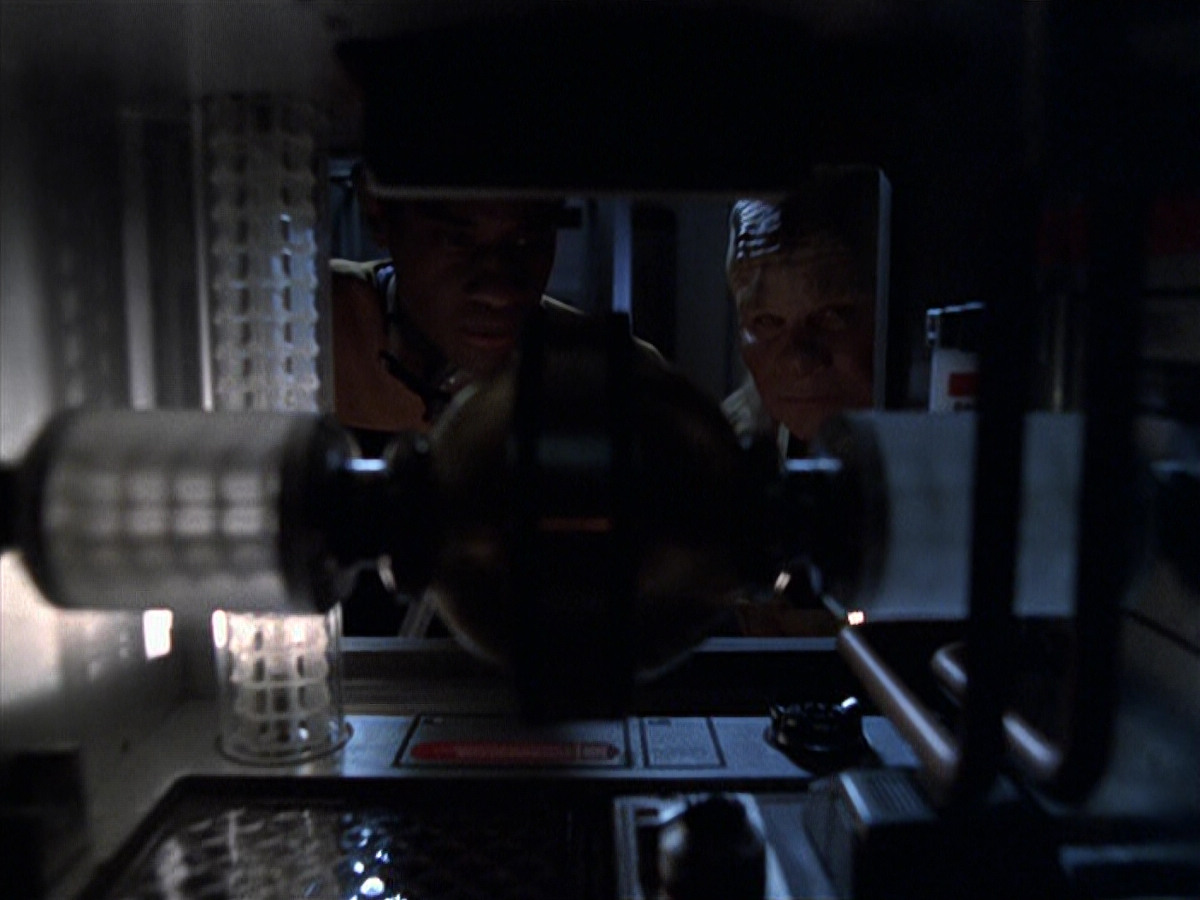extant_StarTrek_VOY_6x25-TheHauntingOfDeckTwelve_02513.jpg