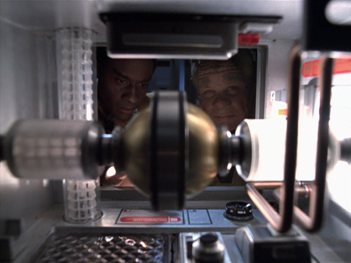extant_StarTrek_VOY_6x25-TheHauntingOfDeckTwelve_02514.jpg