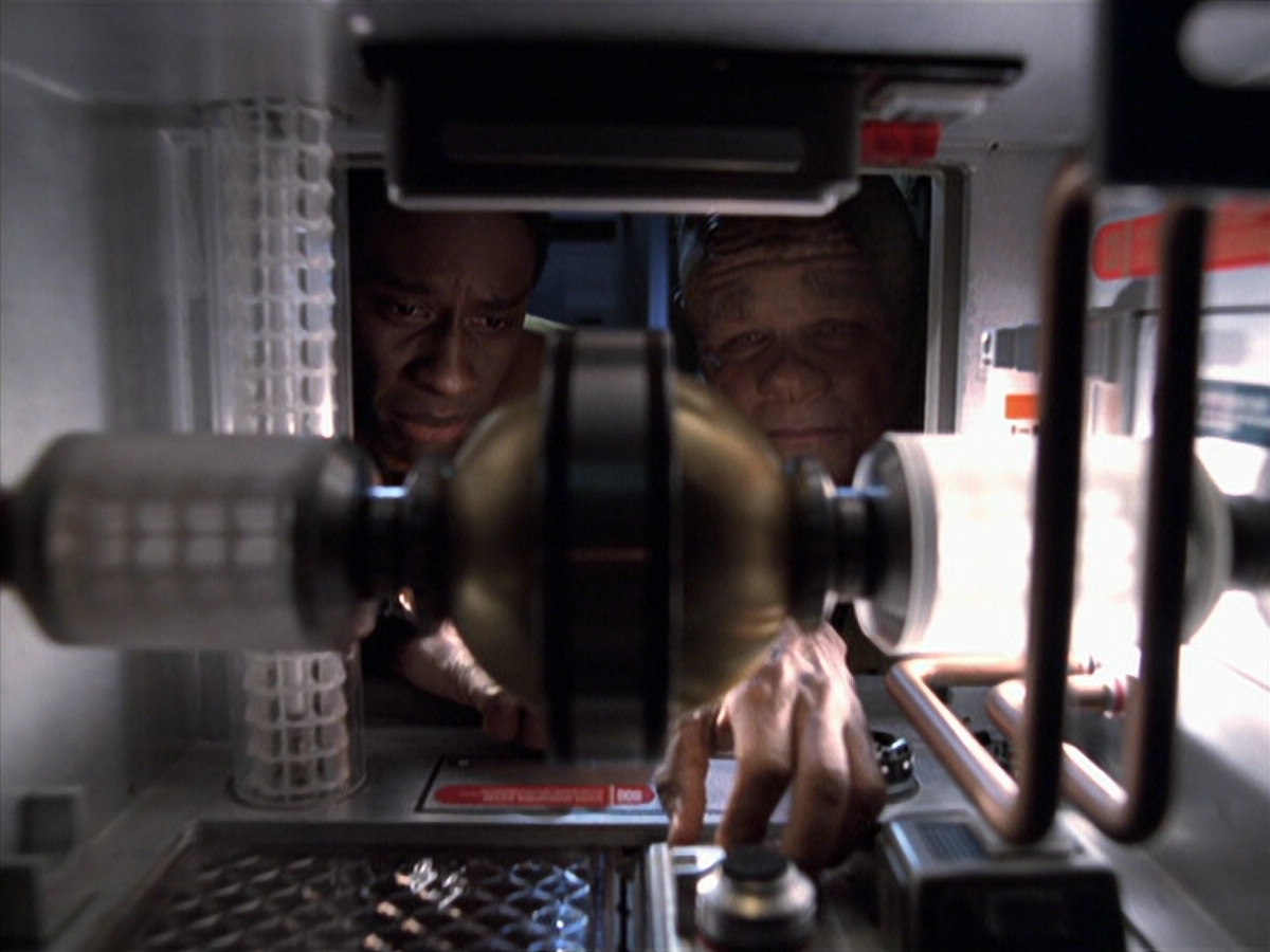 extant_StarTrek_VOY_6x25-TheHauntingOfDeckTwelve_02522.jpg
