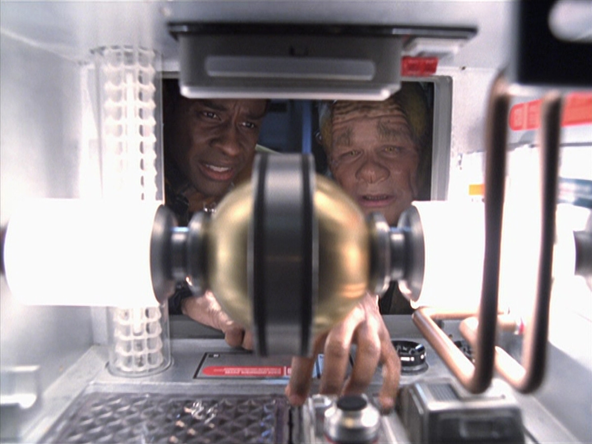 extant_StarTrek_VOY_6x25-TheHauntingOfDeckTwelve_02525.jpg